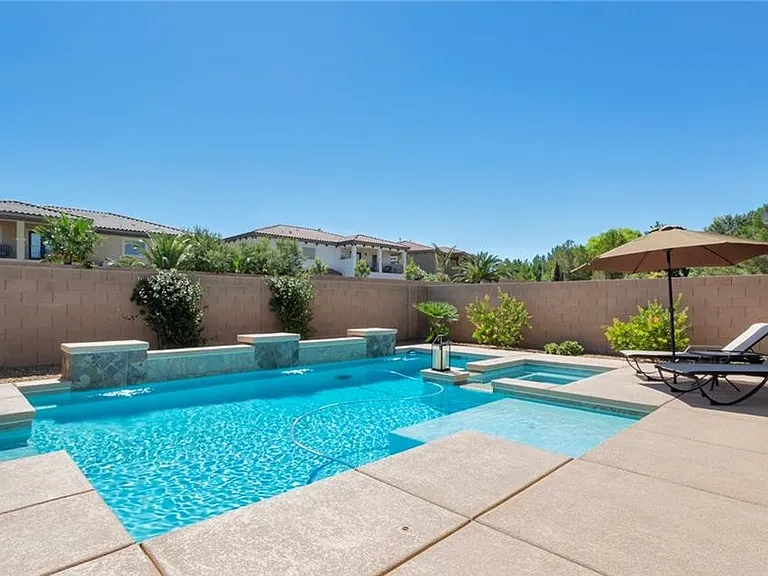 Nice cozy backyard with Pool and Spa