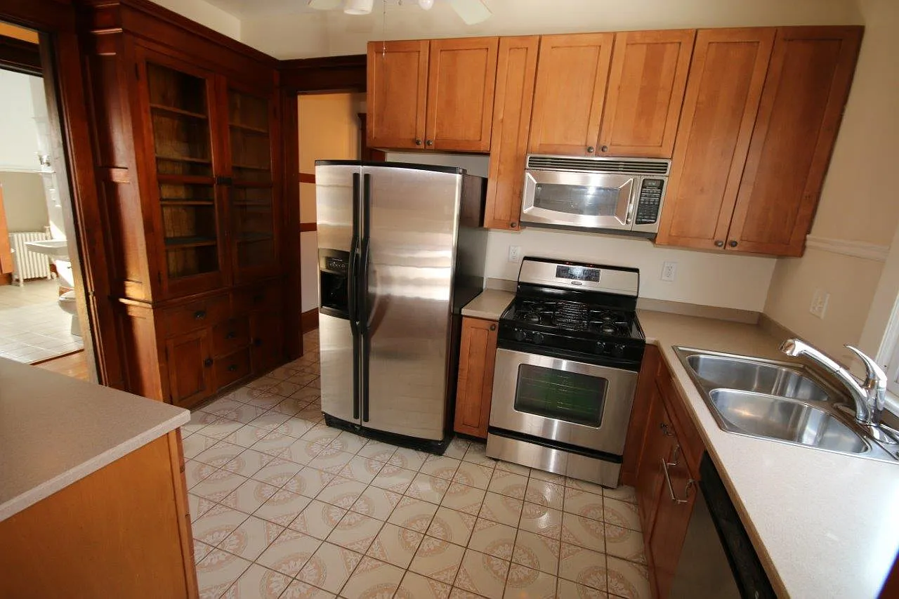 4 bed, 2100 sqft, $2,395 — Photo 2