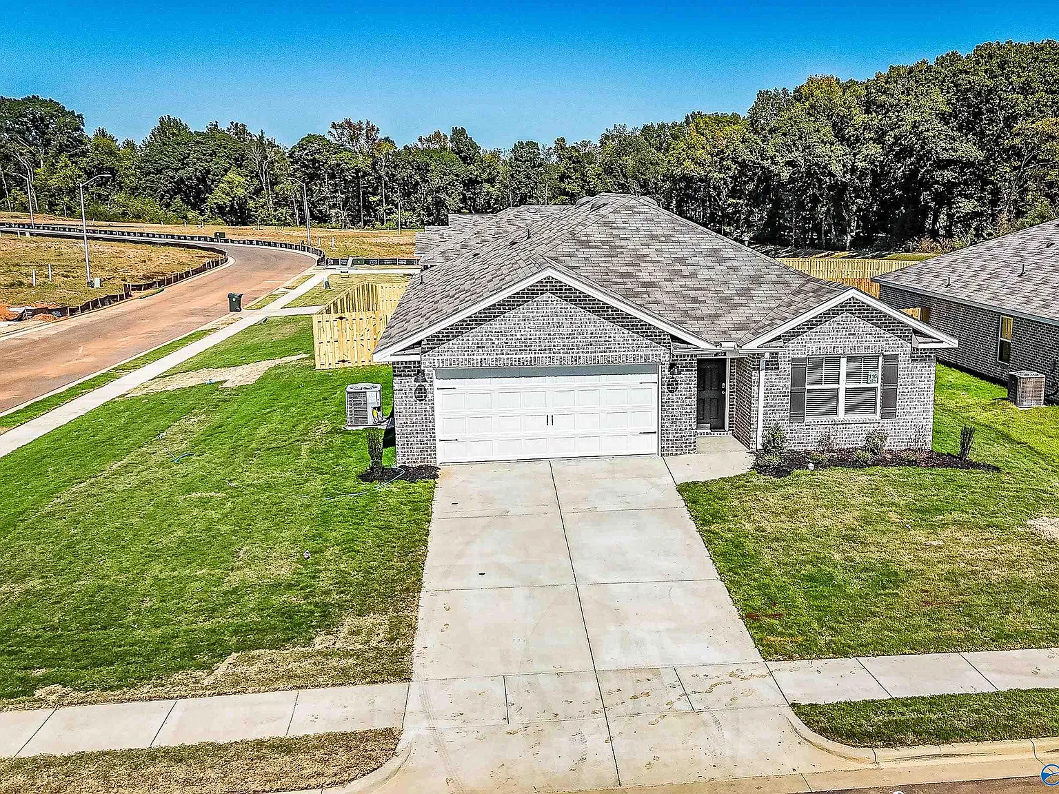 4 bed, 2.0 bath, 1841 sqft, $1,825 — Photo 2
