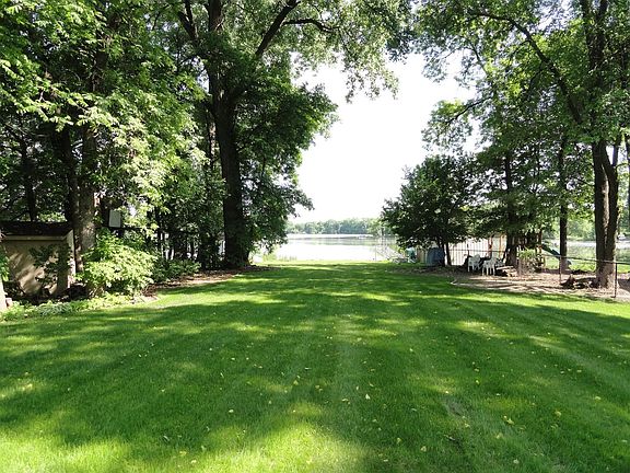 Great level lot to the lake
