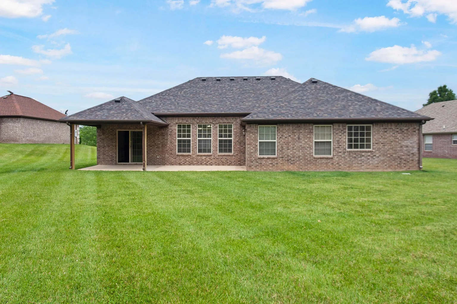 3 bed, 2.5 bath, 2100 sqft, $2,600 — Photo 2
