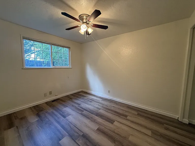 3959 Pam St — Photo 9