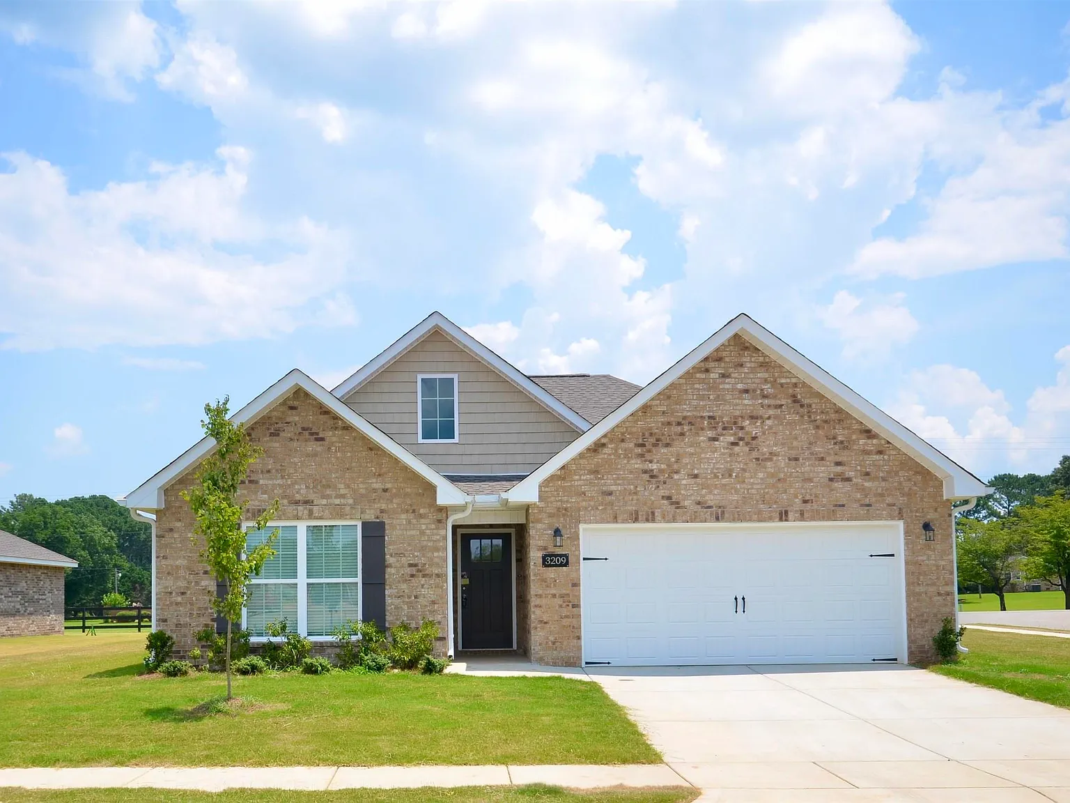 3 bed, 2.0 bath, 1620 sqft, $1,900 — Photo 1