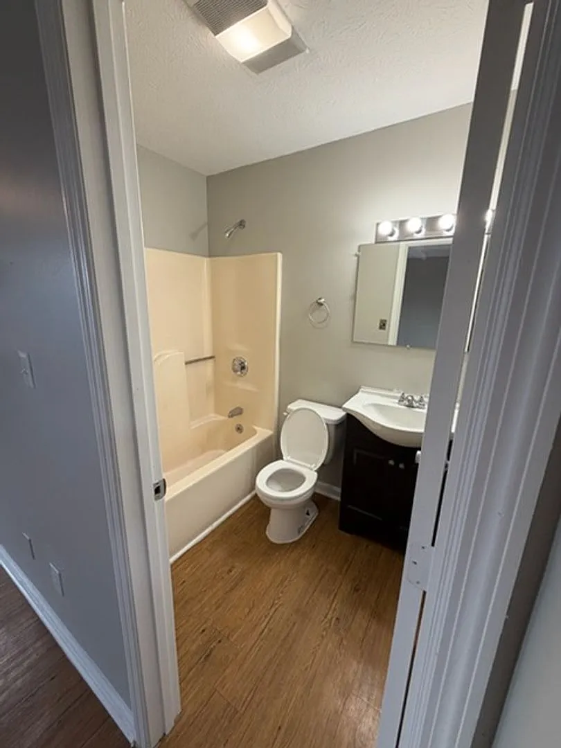 100 South Fairview Avenue — Photo 2