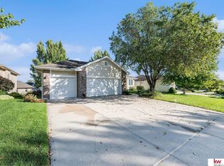 16632 Olive St, Omaha, NE 68136