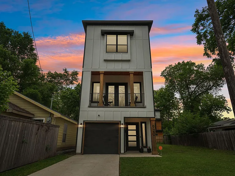 920 Muncie Ave — Photo 1