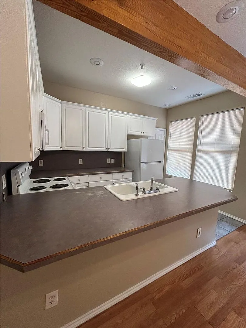 4600 Gaston — Photo 2