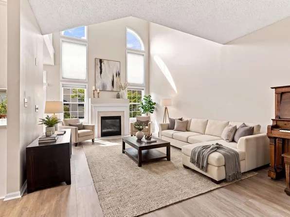 1353 White Oak Dr, Chaska, MN 55318
