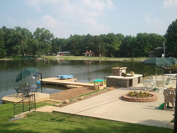 Lake front, patio, 2 docks