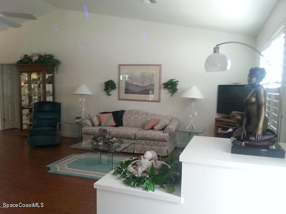 3739 Oakhill Rd living room
