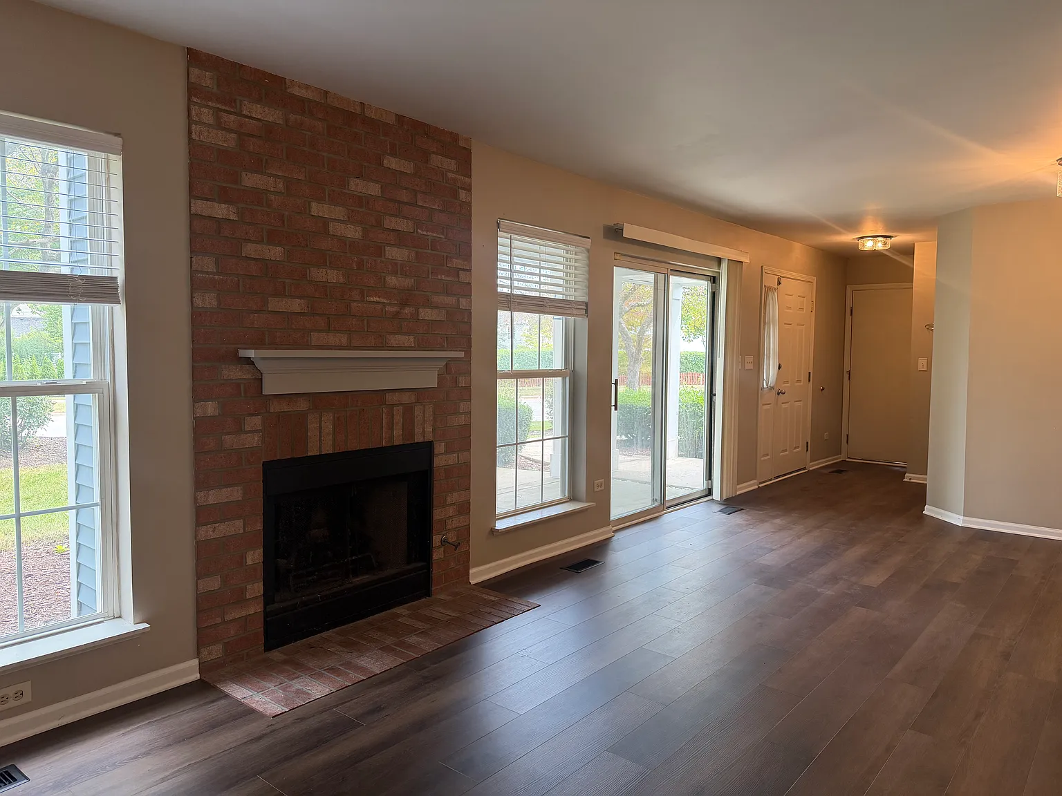 2 bed, 1100 sqft, $2,100 — Photo 3