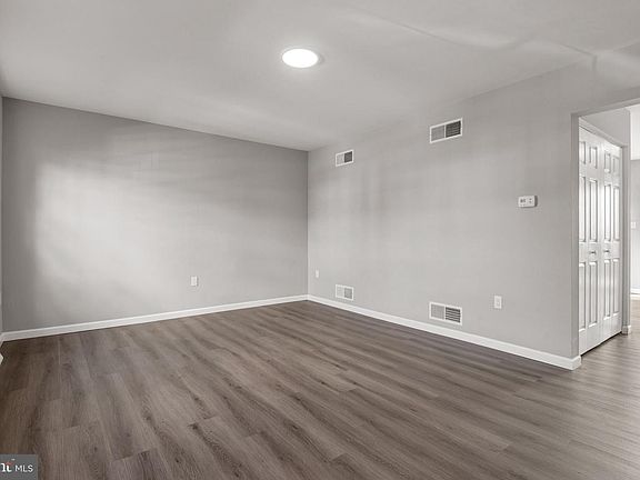 4th image of 240 Robin Hill Cir
