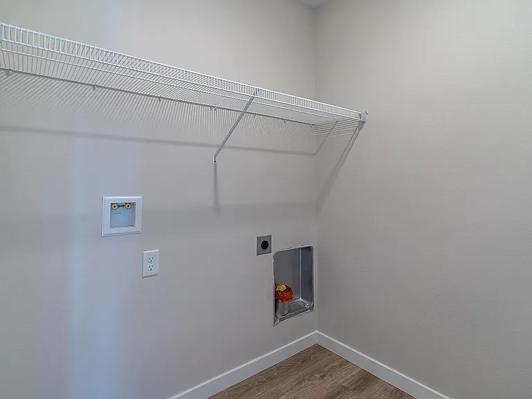 895 Thames Ct — Photo 17