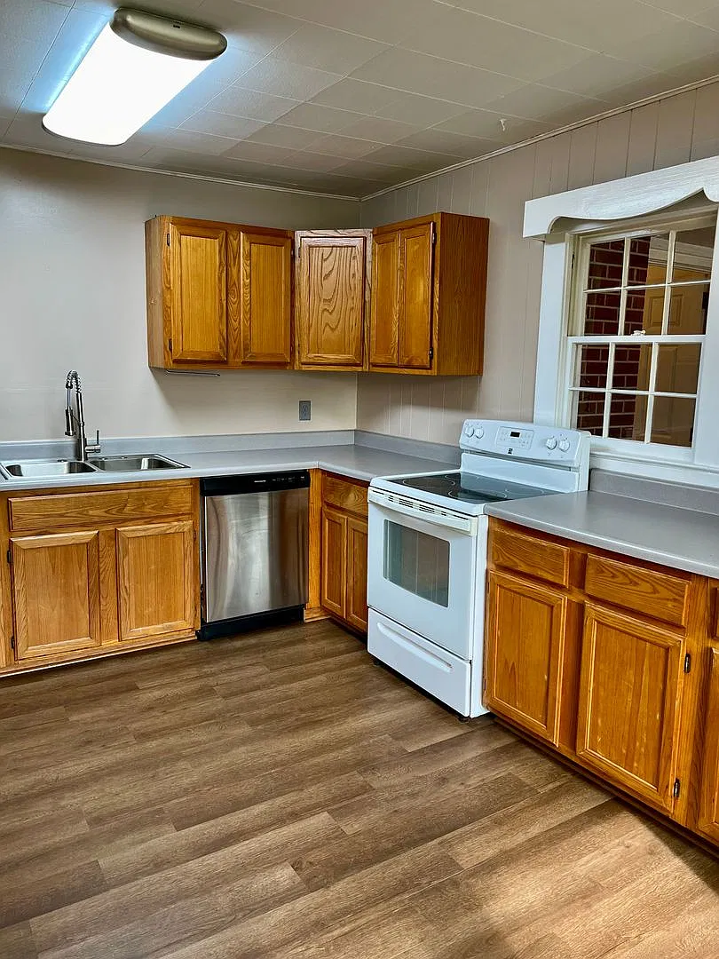 Classic Brick Ranch in the heart of Hendersonville! — Photo 4