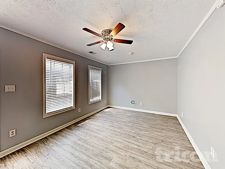 726 Westbury Dr — Photo 2