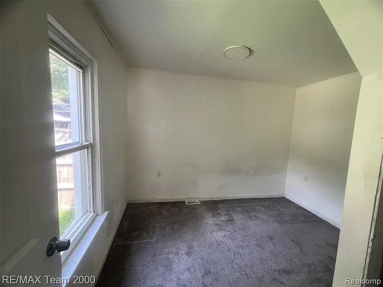 6895 Grandville Ave — Photo 12