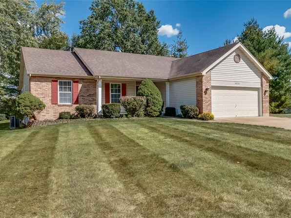 1025 Seine Dr, Lake Saint Louis, MO 63367