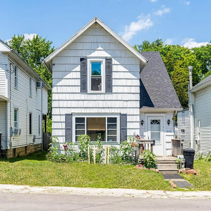220 Gurley Ave photo 1