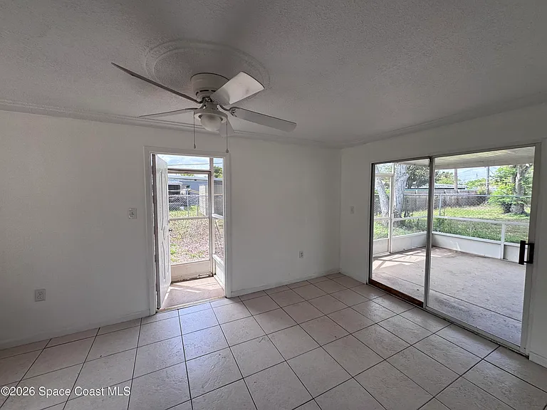 305 Edinburgh Dr — Photo 7