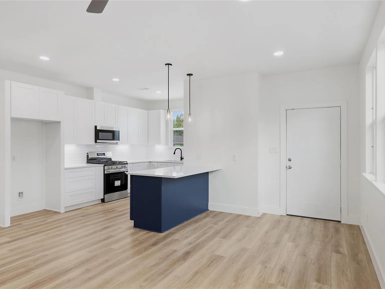 3 bed, 2.0 bath, 1206 sqft, $2,000 — Photo 3