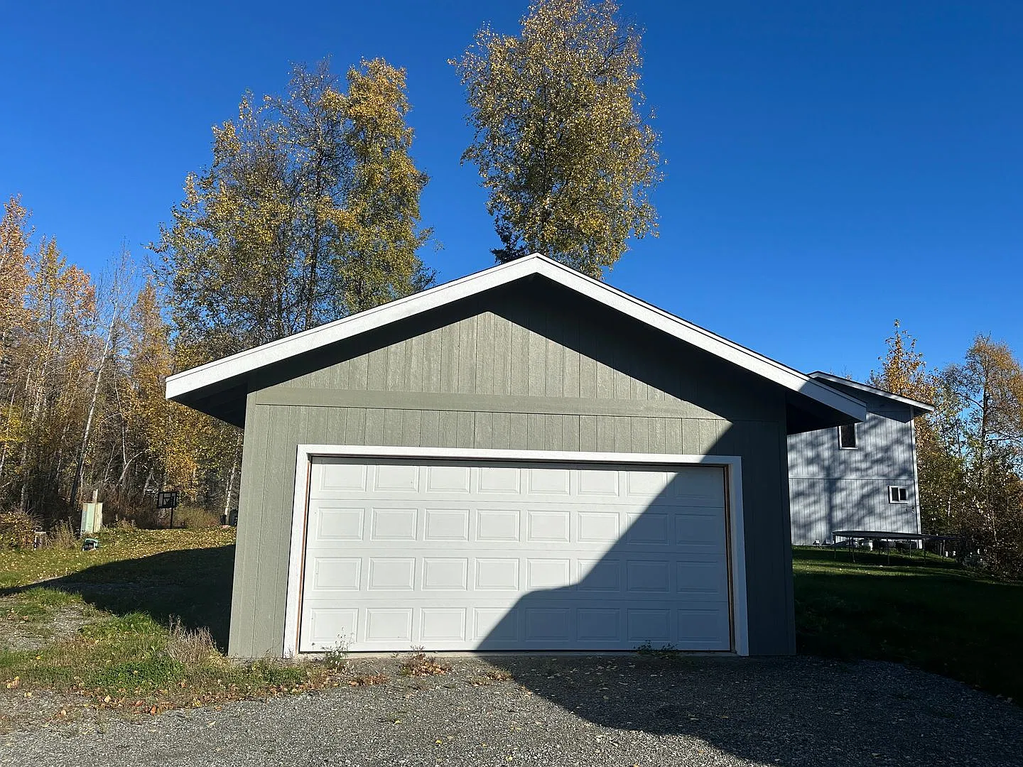 Beautifully updated modern home with detached garage! — Photo 2