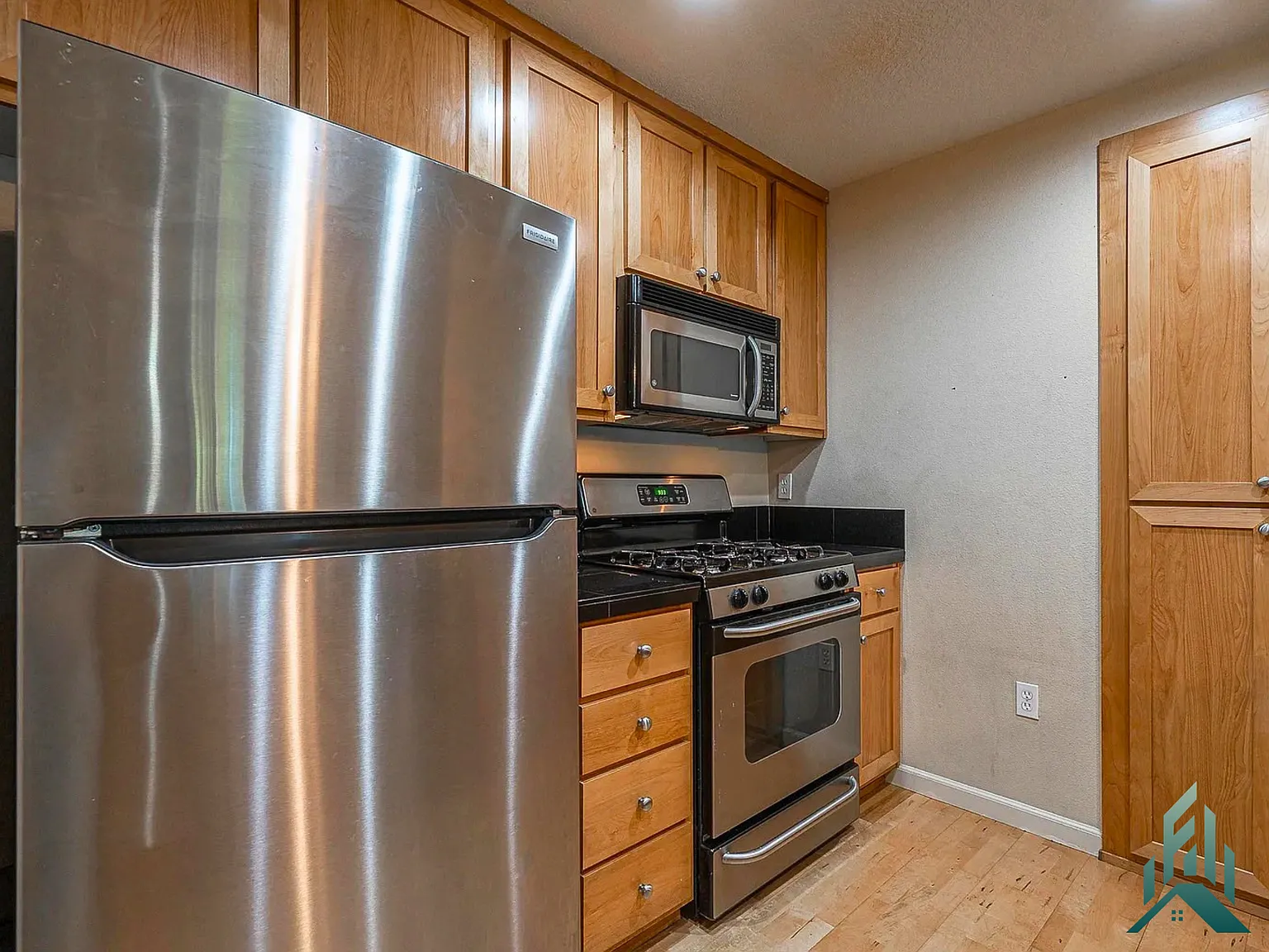 2 bed, 839 sqft, $1,995 — Photo 3