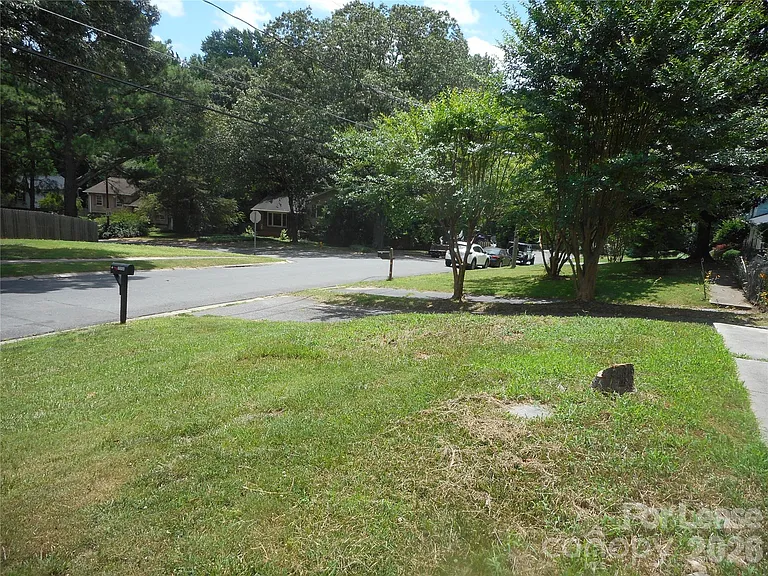 7556 Thorncliff Dr — Photo 22