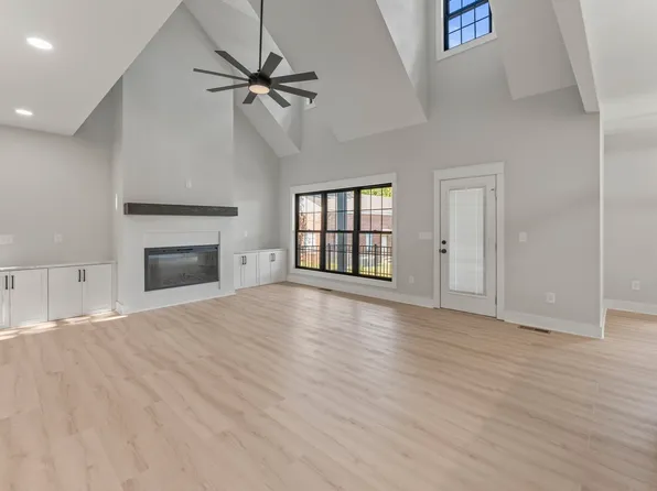 106 5th Ave N, Decherd, TN 37324