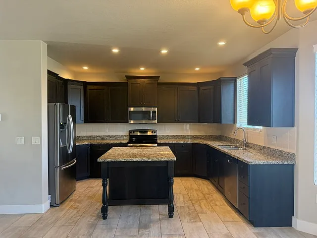 6 bed, 3.5 bath, 3461 sqft, $3,050 — Photo 3
