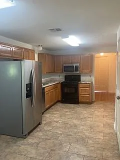 5 bed, 2.0 bath, 1952 sqft, $5,200 — Photo 3
