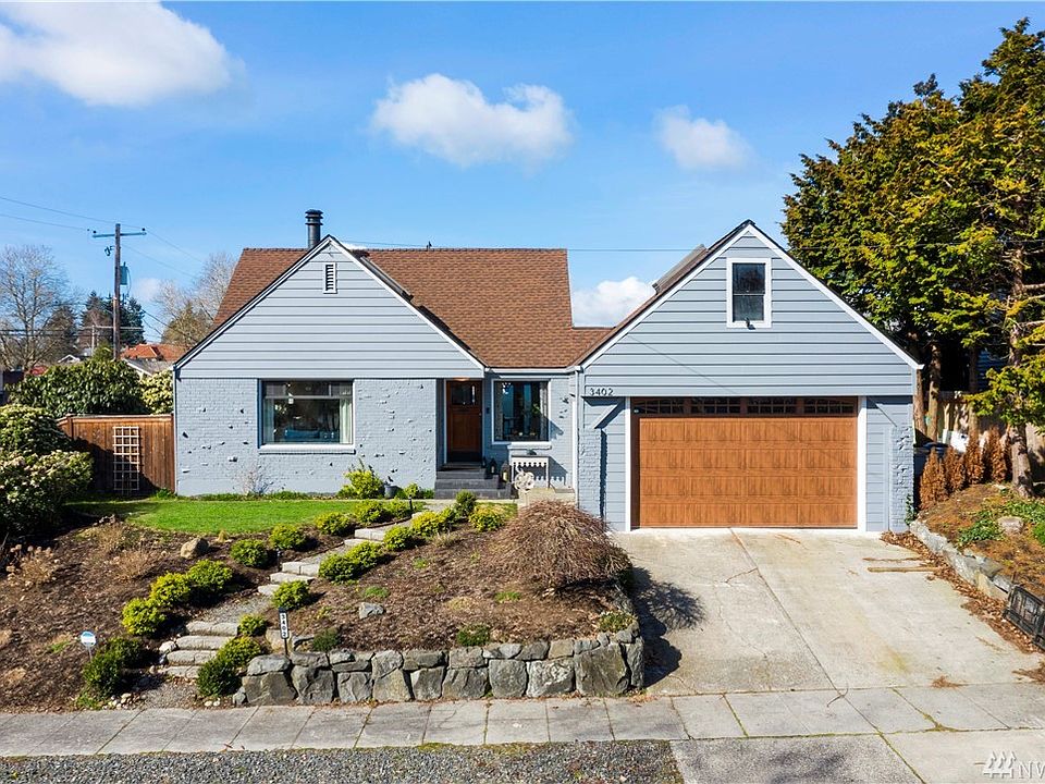 Great corner lot, 2 car parking in garage, driveway and off street parking. 