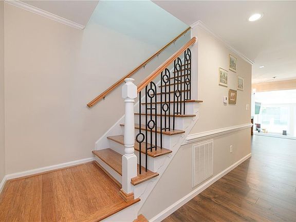 3rd image of 102 Stevens Ct
