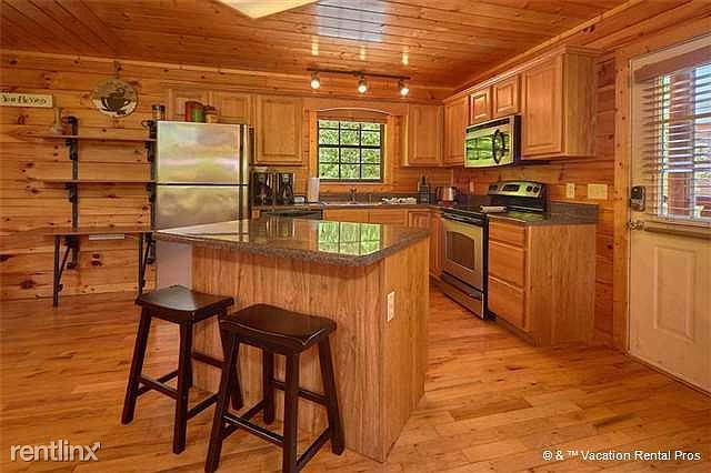 The breakfast bar/kitchen island