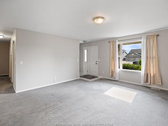 3rd image of 450 Thorn Ridge Cres