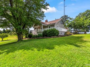 25159 E County Line Rd, Waggoner, IL 62572