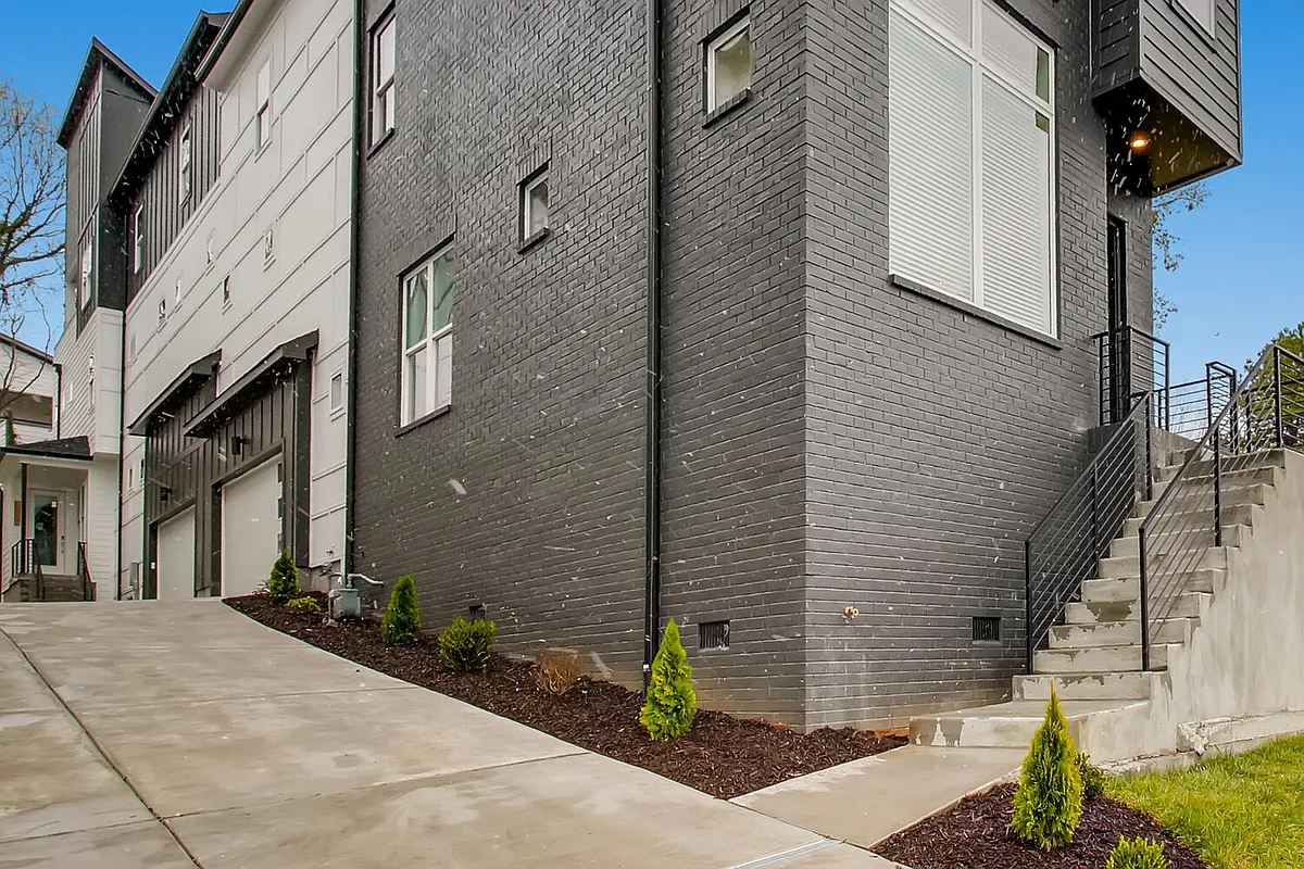 Building Photo - 2708C Larmon Dr