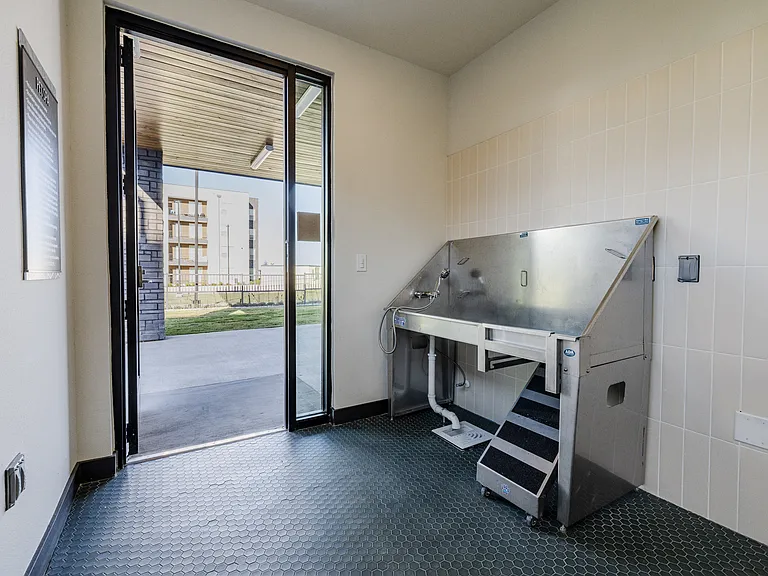 Del Via Apartments — Photo 36