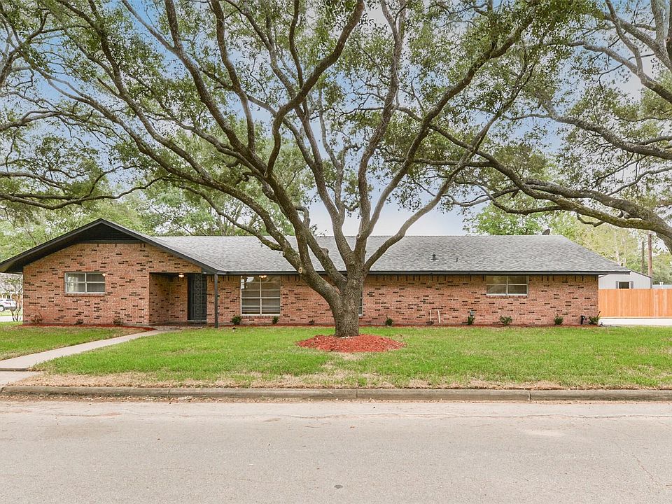 1st image of 305 Hereford Dr