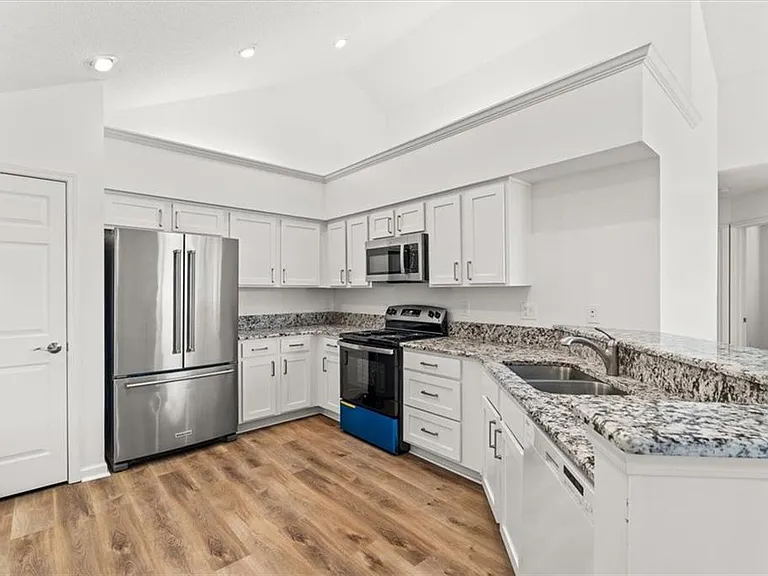 1305 Village Ln — Photo 10