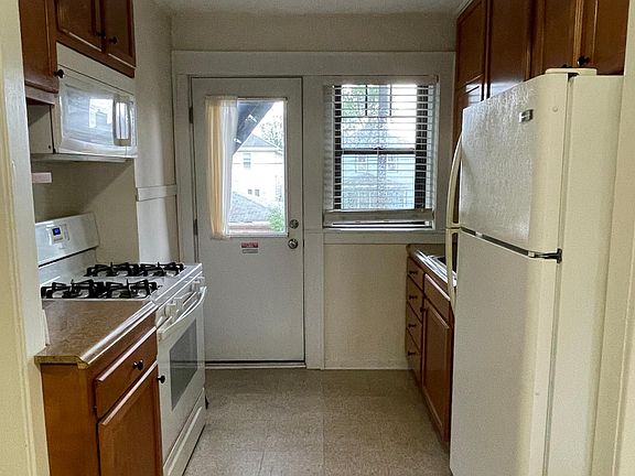 2nd image of 1060 Kenmore Ave #5