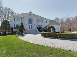 3 Gray Ct, Manalapan, NJ 07726