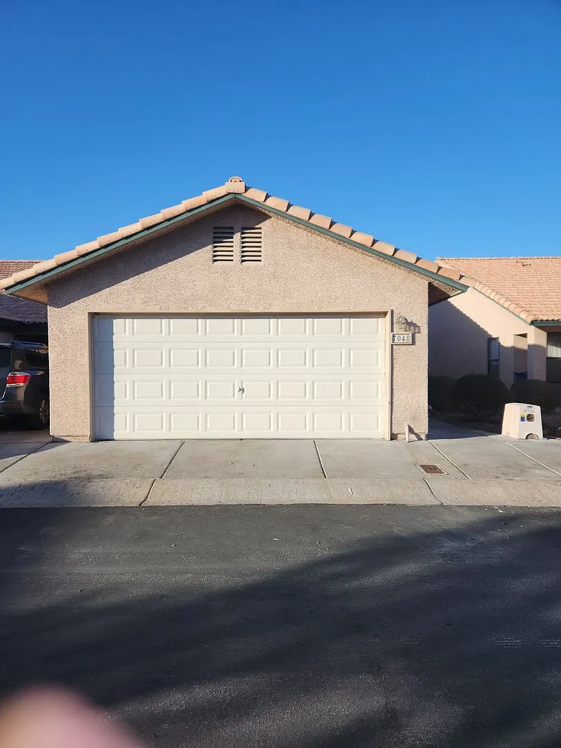 Single-Story 2 Bed, 2 Bath with 2-Car Garage in Gate Community — Photo 1