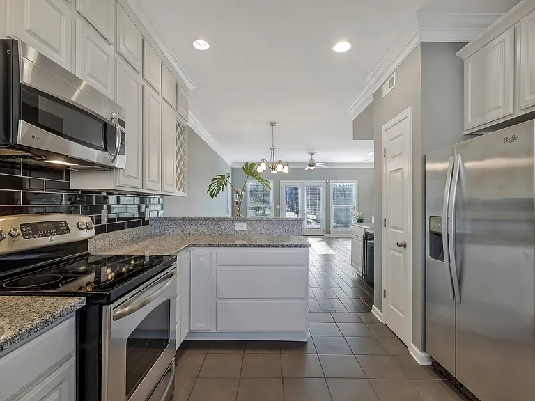 1005 Glendale Ln — Photo 10