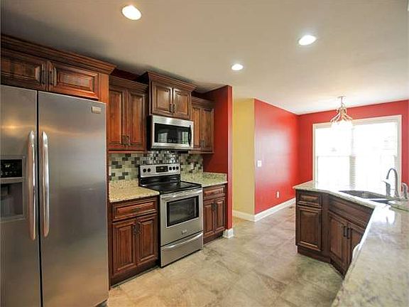 4th image of 684 Richards Dr