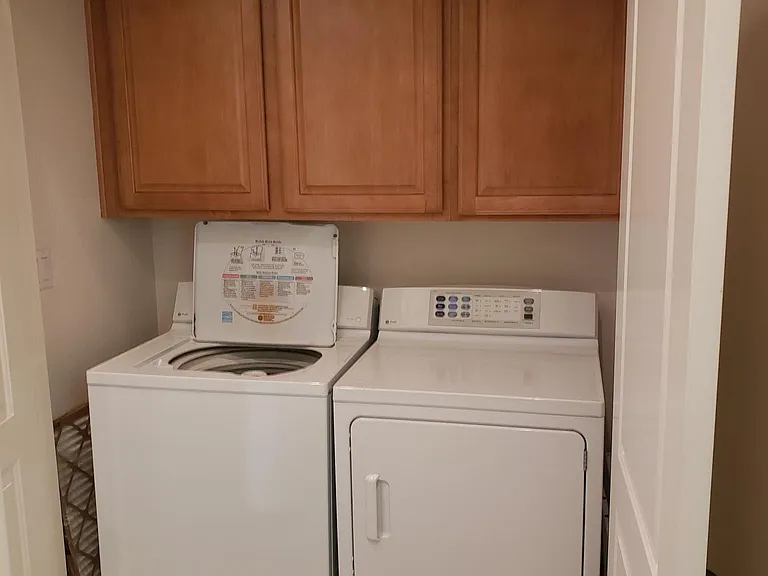 laundry closet, with cabnits