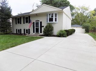 486 Raupp Blvd, Buffalo Grove, IL 60089