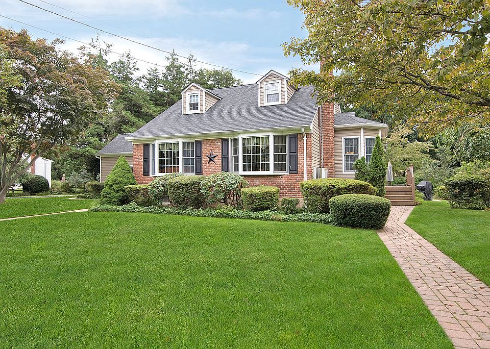 2nd image of 12 Oxford Ln