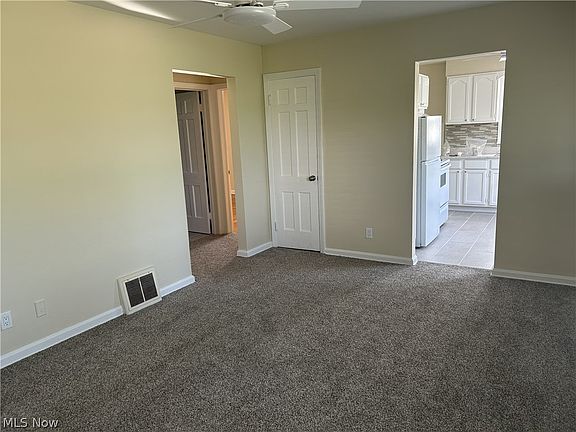4th image of 682 Barbara Ave