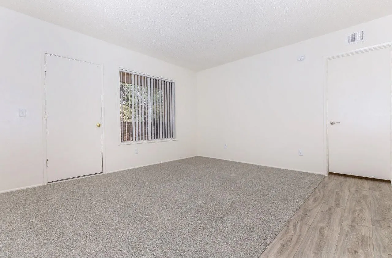 Fox Point Apartments — Photo 3