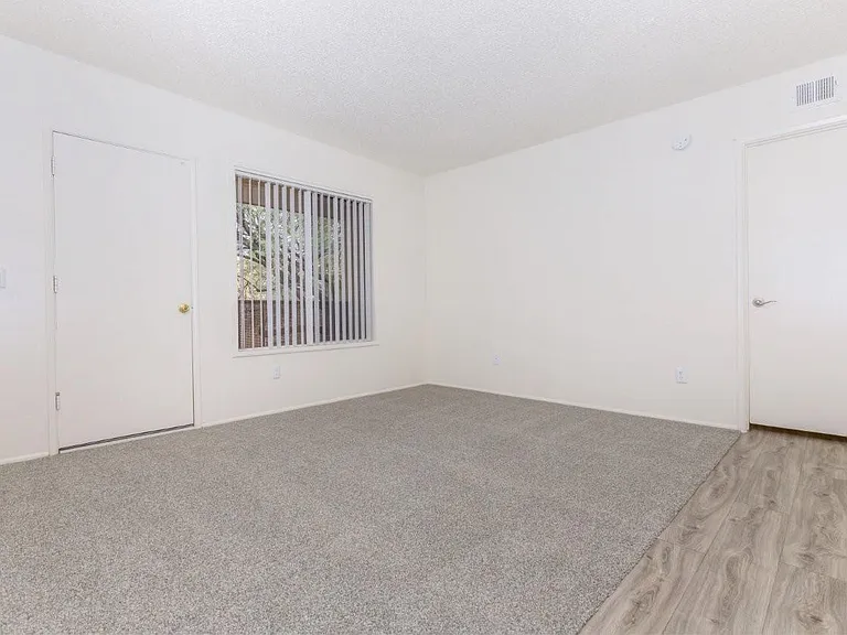 Fox Point Apartments — Photo 3